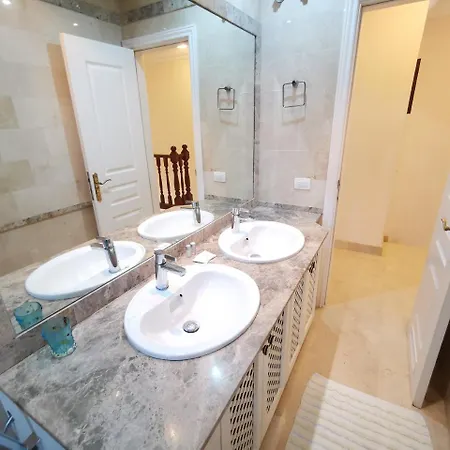 Townhouse La Duquesa 49 דירה